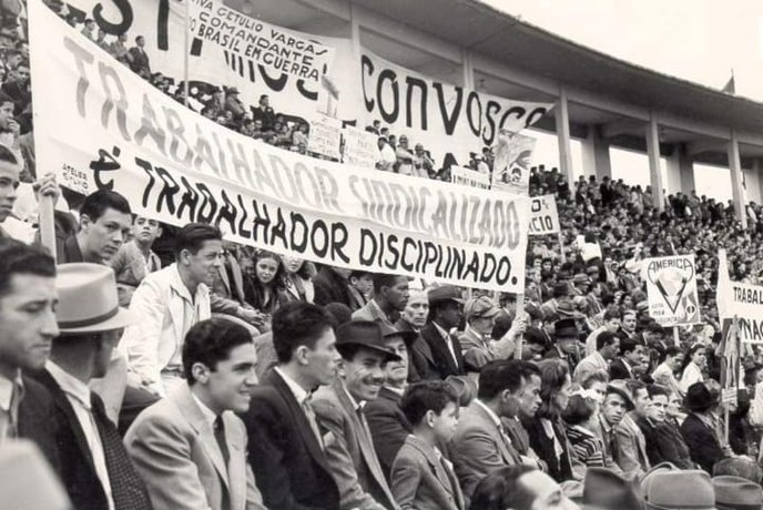 Manifestação em estádio com a faixa “Trabalhador sindicalizado é trabalhador disciplinado”