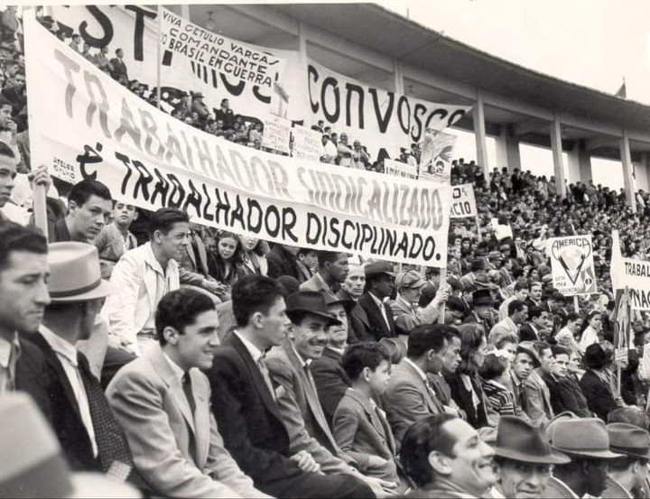 Manifestação em estádio com a faixa “Trabalhador sindicalizado é trabalhador disciplinado”