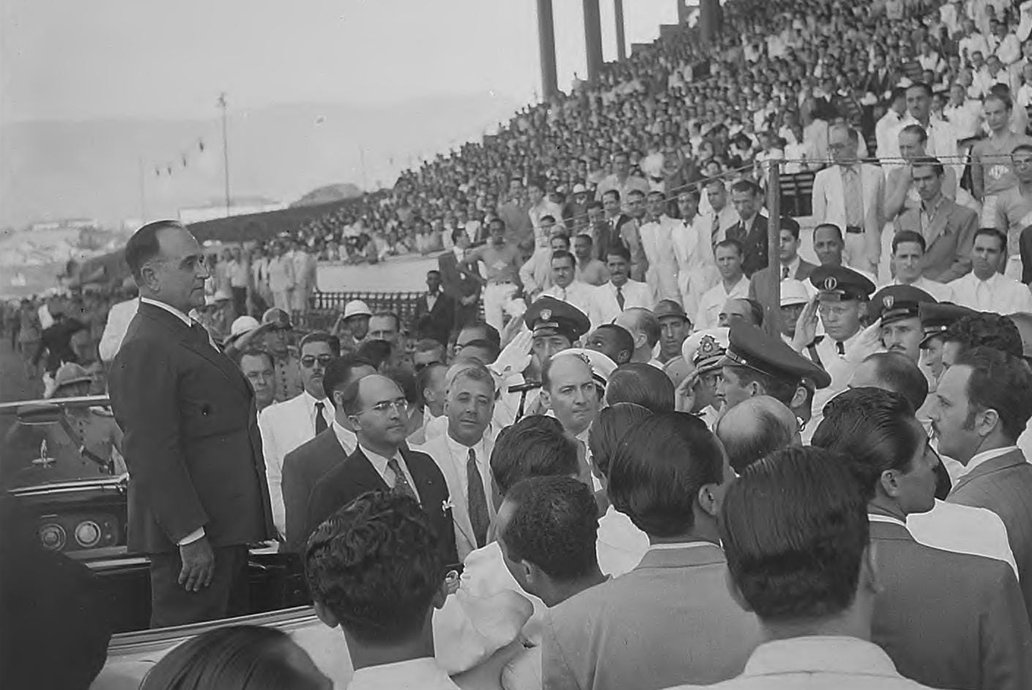 Getúlio Vargas diante da multidão no estádio de São Januário