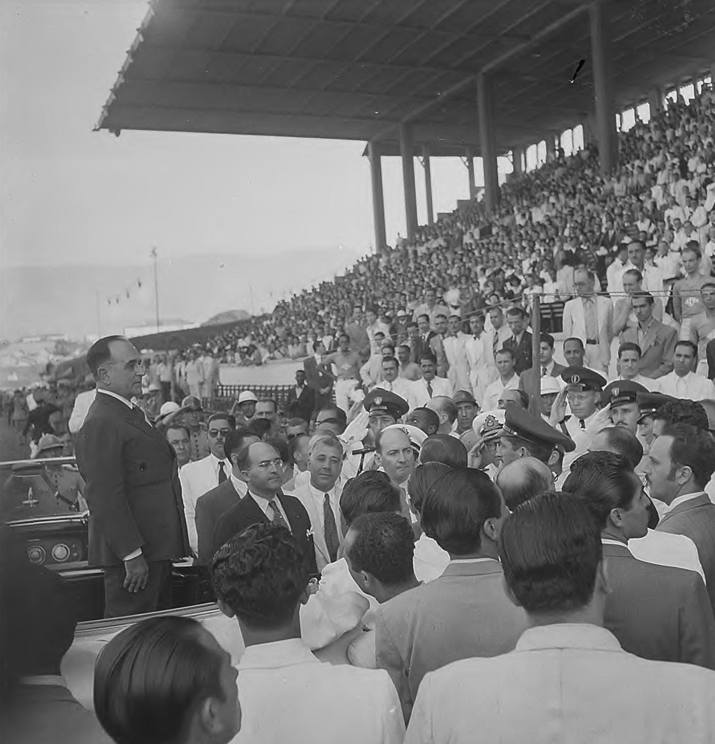 Getúlio Vargas diante da multidão no estádio de São Januário